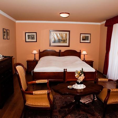 Hotel Zamek Stirin ヴェルケー・ポポヴィツェ エクステリア 写真