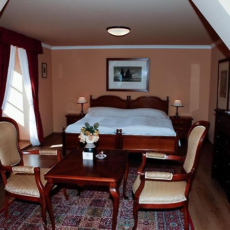 Hotel Zamek Stirin ヴェルケー・ポポヴィツェ エクステリア 写真