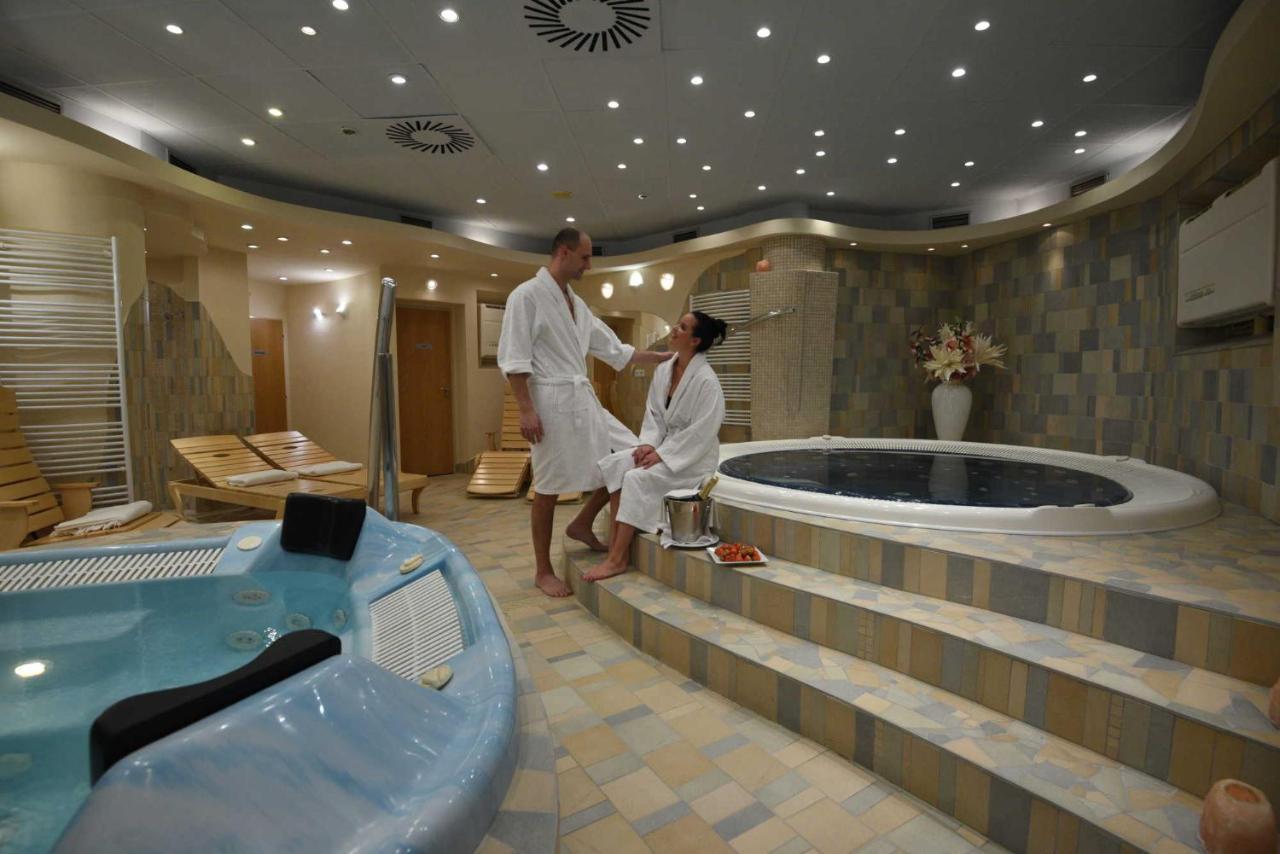 Hotel Zamek Stirin ヴェルケー・ポポヴィツェ エクステリア 写真
