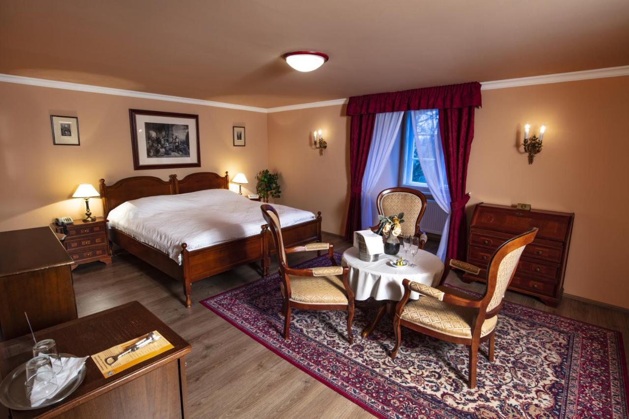 Hotel Zamek Stirin ヴェルケー・ポポヴィツェ エクステリア 写真