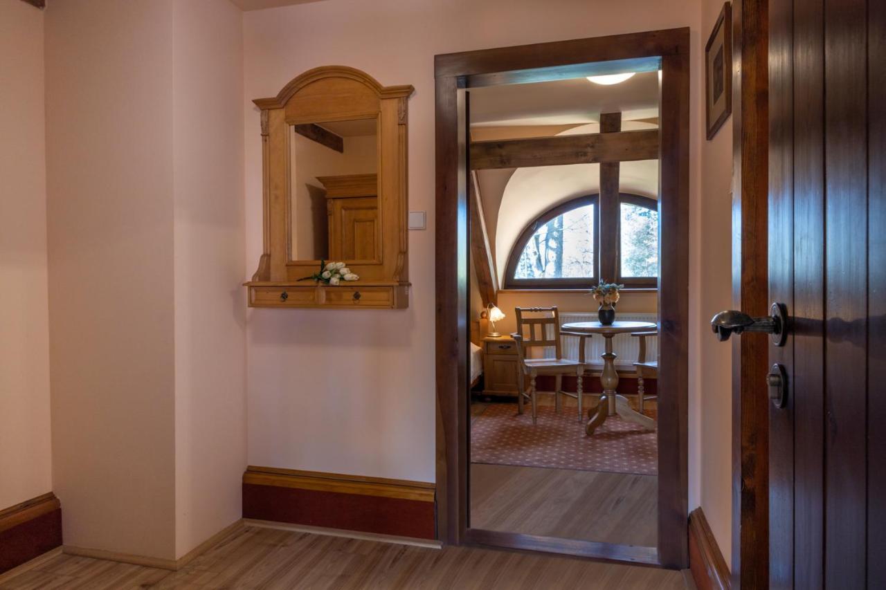 Hotel Zamek Stirin ヴェルケー・ポポヴィツェ エクステリア 写真