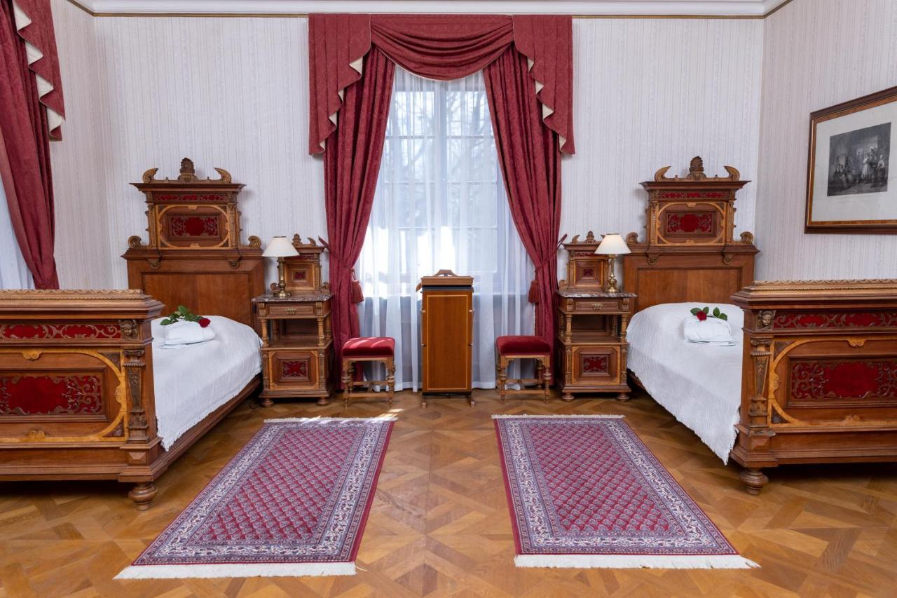 Hotel Zamek Stirin ヴェルケー・ポポヴィツェ エクステリア 写真