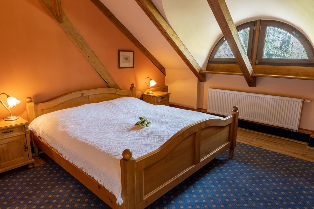 Hotel Zamek Stirin ヴェルケー・ポポヴィツェ エクステリア 写真
