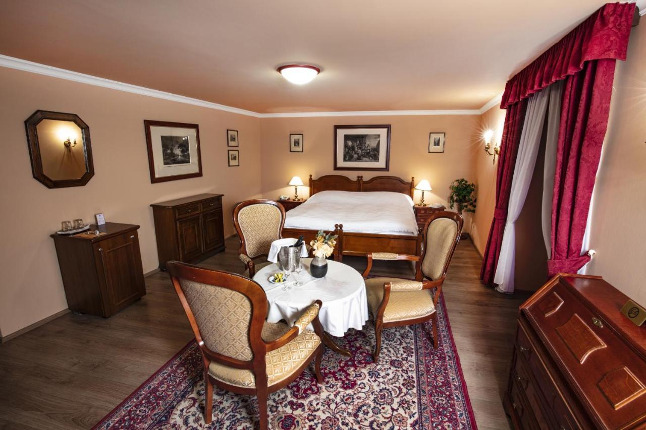 Hotel Zamek Stirin ヴェルケー・ポポヴィツェ エクステリア 写真