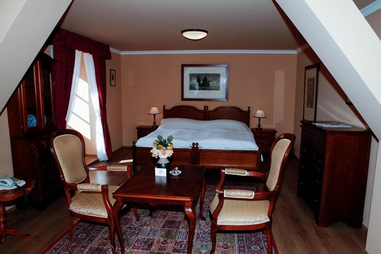 Hotel Zamek Stirin ヴェルケー・ポポヴィツェ エクステリア 写真